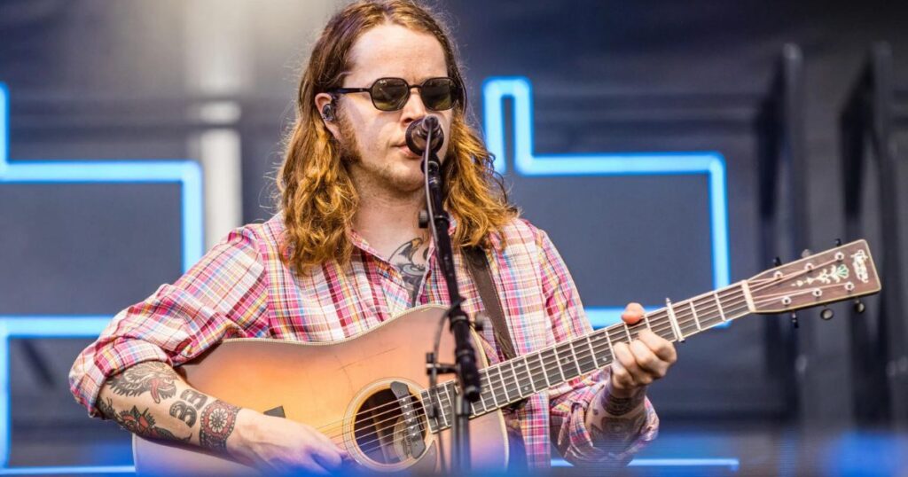 how old is billy strings